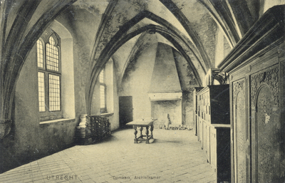 3143 Interieur van de Domkerk te Utrecht: gezicht in de archiefkamer, uit het noorden.